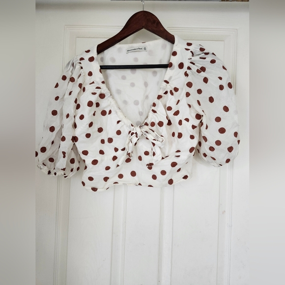 White and brown polka dot cropped puff sleeve top - Picture 3 of 6